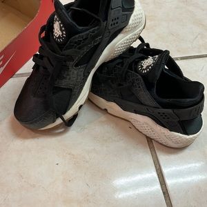 NIKE WOMEN AIR HURARACHE RUN PRM